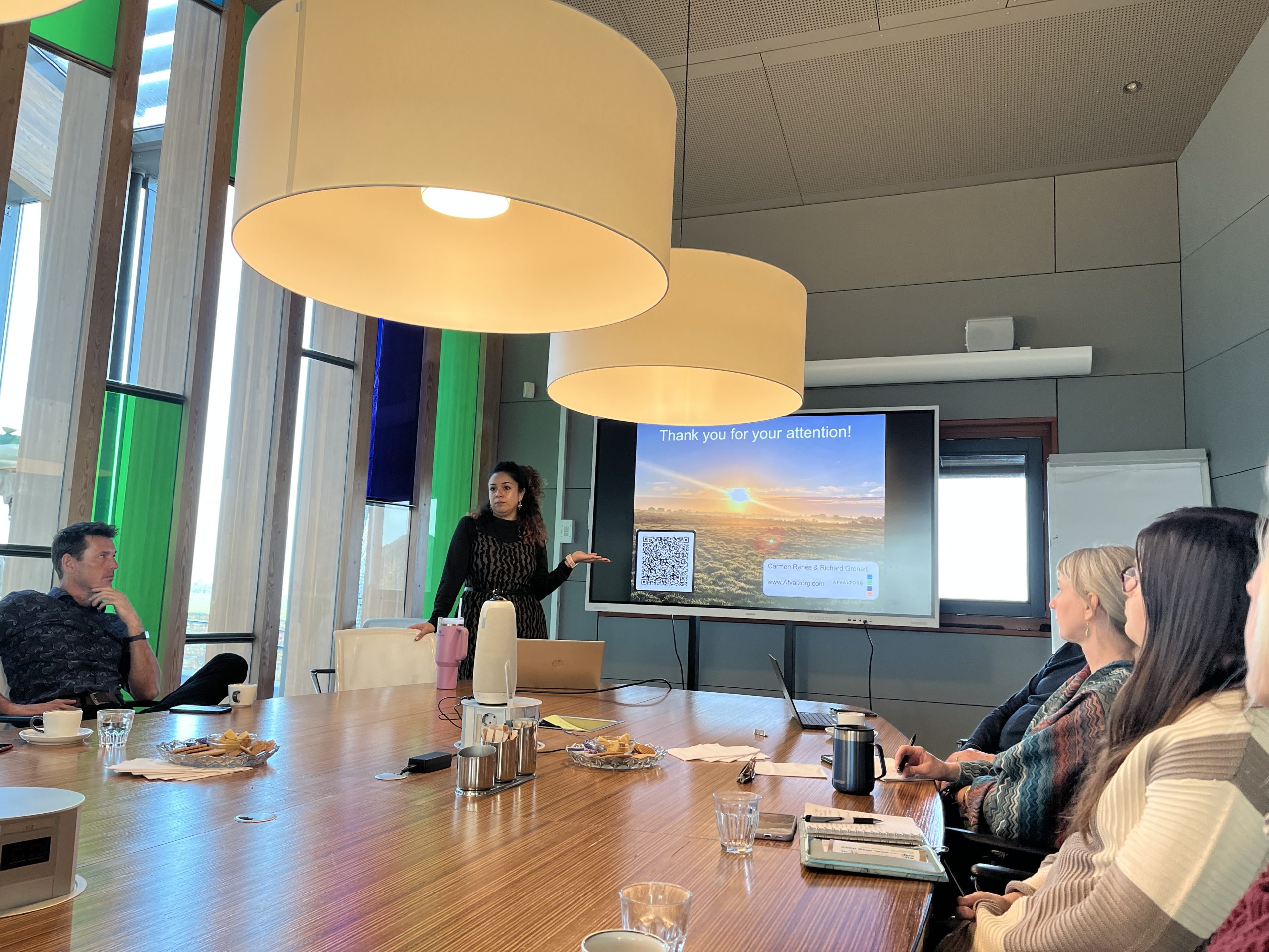 Presenter speaking with participants during a knowledge exchange session